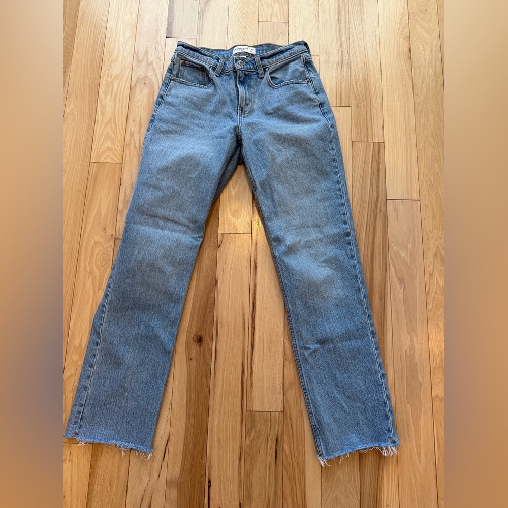 Abercrombie & Fitch 90s Straight denim jeans in a light wash with a raw hem!
